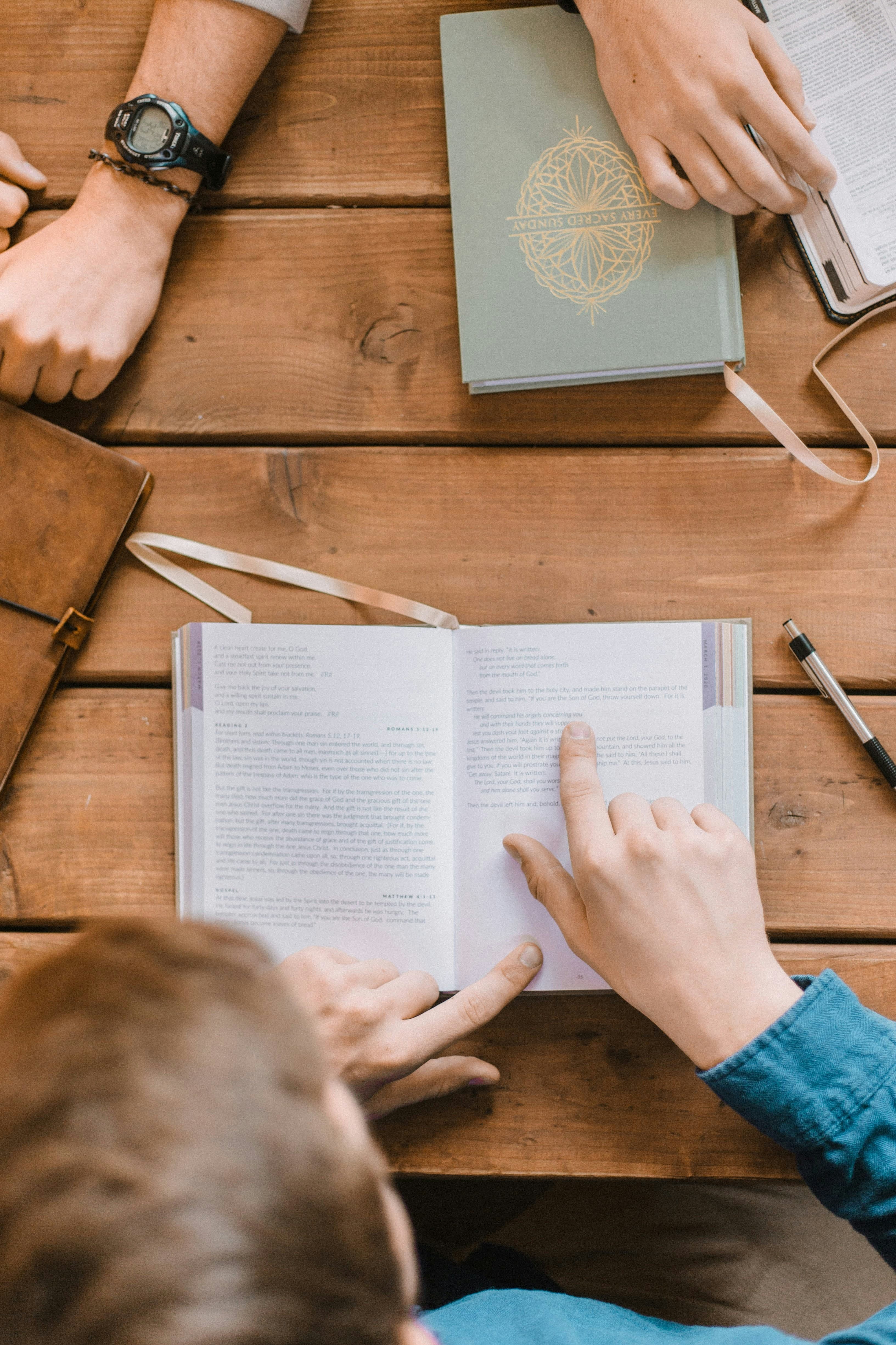 Dos personas estudiando juntas la Biblia